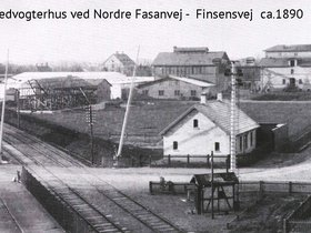 Nordre Fasanvej Finsensvej ca.1890 bag ledvogterhuset ses Frederiksber Bryggeris bygninger.jpg